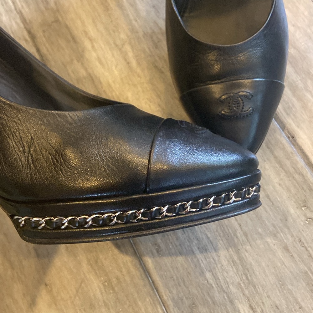 Like new-Chanel Black Lambskin chain platform pumps-42 - Picture 5 of 9